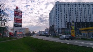 Видна дорога с активным движением, Жилой комплекс.Торговая инфраструктура