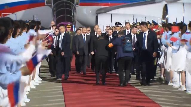 В. Путин прибыл в Китай.