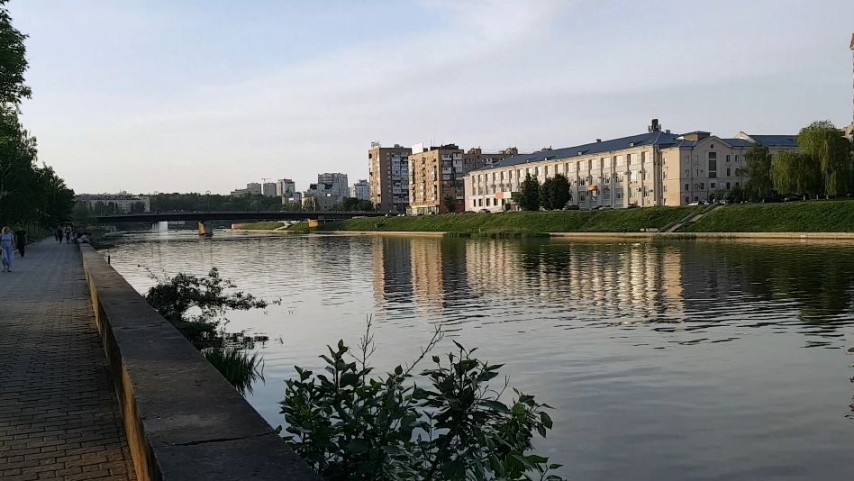 20260520 Вид с левого берега реки Ока Красный мост Дружбы катамаран кувшинки кубышк рынок город Орёл