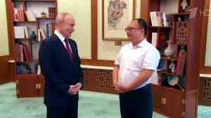 Визит президента России в Китай запомнится и особой встречей более чем через четверть века.
