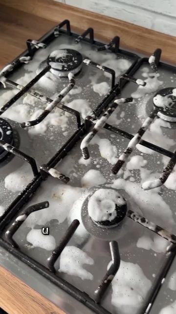 ❌ Ошибка, которую совершают многие при уборке кухни — тереть жир часами