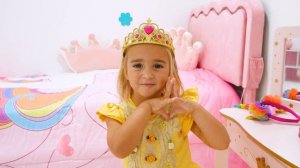 Алиса и ее подруга обнаруживают гигантских насекомых по всему дому!