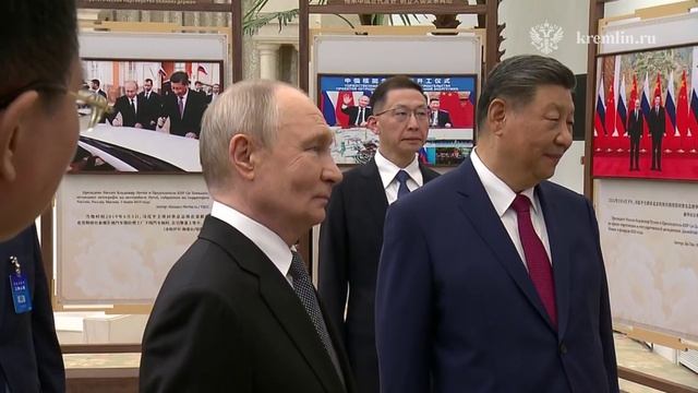 Владимир Путин и Си Цзиньпин посетили выставку о развитии российско-китайских отношений, 20 мая 2026