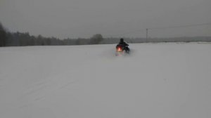 В зимний период я предпочитаю кататься на снегоходе.