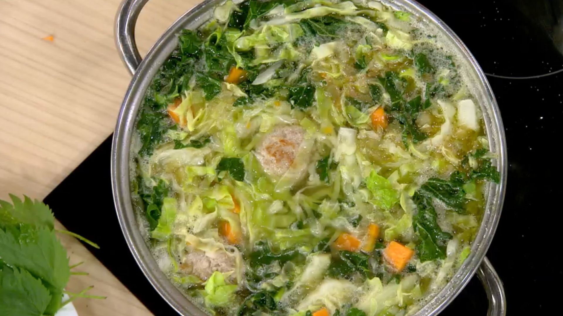 Кудрявые щи из молодой капусты с фрикадельками
