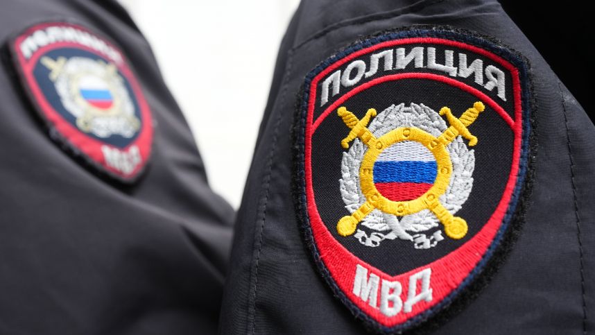 Полицейских оштрафовали на езду вдвоем на одном самокате