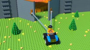 LEGO‑поезд едет по тайной туннельной дороге над лавой — удастся ли проехать без аварии?