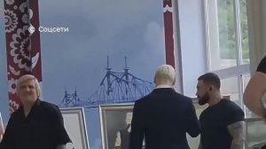Дегенерат Шаман креститься и молиться на свои портреты перед концертом в Твери Shaman