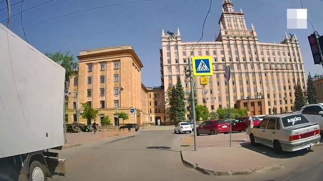 BMW на красный около ЮУрГУ