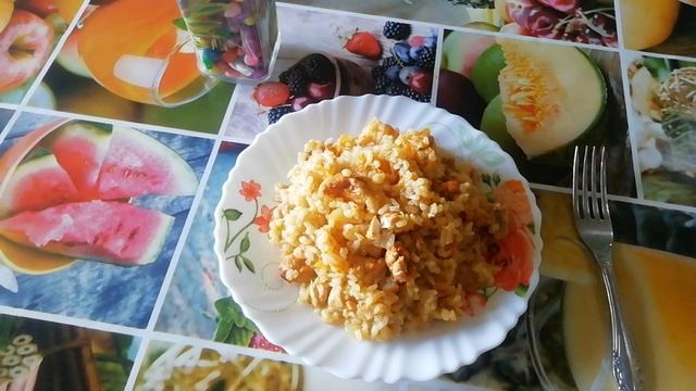 Плов с кусочками жареной курицей.