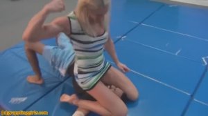 Mixed wrestling - девушка доминирует над парнем 9