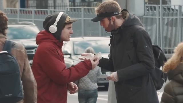 Промоутер раздает деньги прохожим