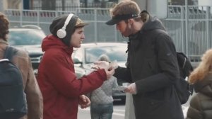 Промоутер раздает деньги прохожим