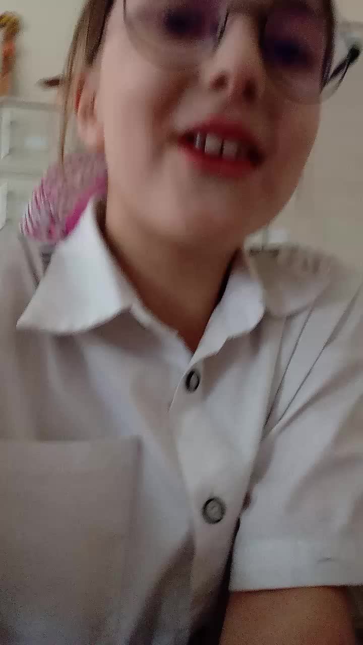 р