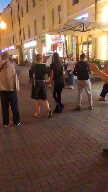 Москва, Арбат - люди, авто, магазины, кафе, рестораны, ночная жизнь  Фрагмент 18