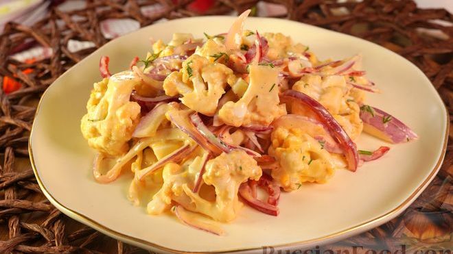 САЛАТ С ЦВЕТНОЙ КАПУСТОЙ, ЯЙЦАМИ И ПЕРЦЕМ