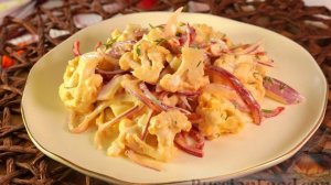 САЛАТ С ЦВЕТНОЙ КАПУСТОЙ, ЯЙЦАМИ И ПЕРЦЕМ