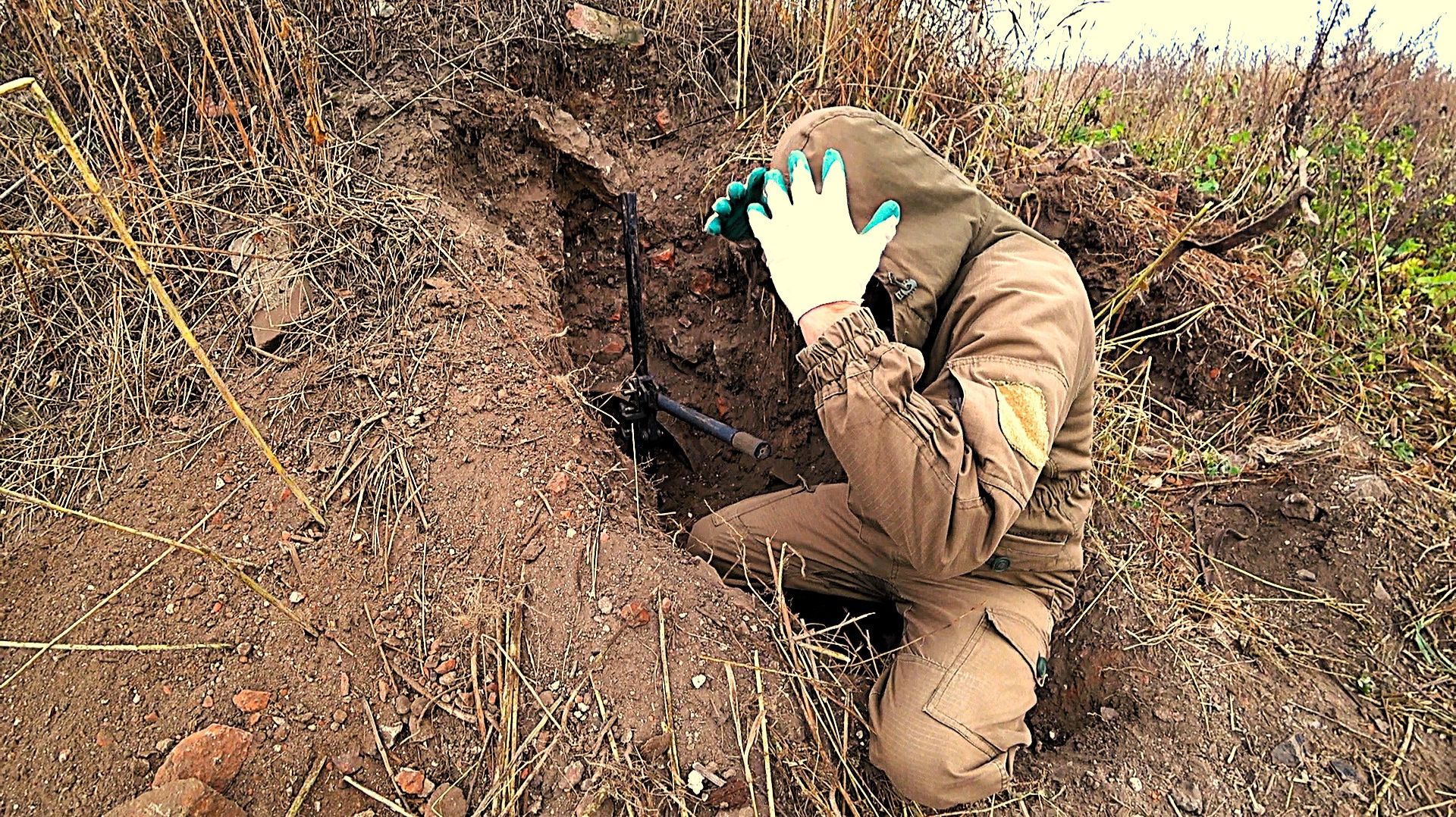 ЗАЛЕЗ В КУСТЫ И РАСКОПАЛ ЭТО... ДОМ ТРАКТОРИСТА!!! НАШЁЛ СБРОС ЗАПЧАСТЕЙ. Коп металла на старых...