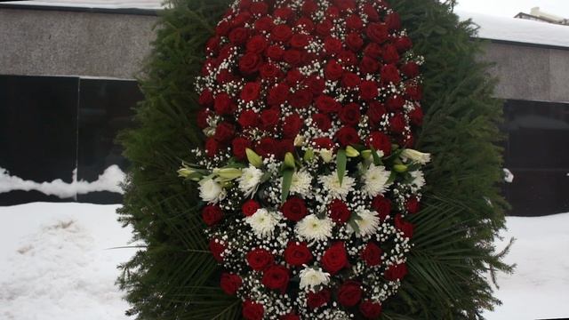 Похоронный венок из живых цветов ВЖ 02
