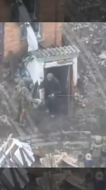 Местный житель освобождённого бойцами ВС РФ Северска пожал руку нашему солдату и перекрестил его смотреть онлайн