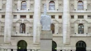 Скульптор установил памятник в виде среднего пальца напротив здания мэрии Нью-Йорка