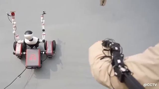 🕷 Китайцы создали робота-паука.

Эта 90-килограммовая железяка карабкается по вертикальным стальным