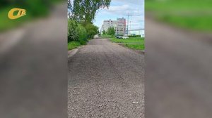 РАБОТЫ НА ЩЕБЕНОЧНОЙ ДОРОГЕ ПО УЛ. БАТОВА ПРОДОЛЖАЮТСЯ