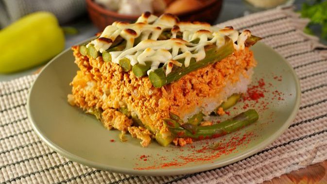 ЗАПЕКАНКА С РИСОМ, ФАРШЕМ И СПАРЖЕЙ