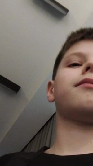 Лео ест