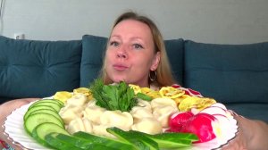 Мукбанг кабачки жареные с мазиком и чесноком, пельмени, овощи, зелень. Еда вкуснота.