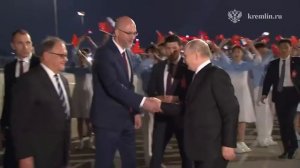 Путина в аэропорту Шоуду - Китай, проводили почетным караулом