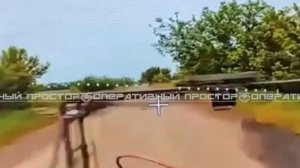 Российский FPV-дрон прокатился на украинском роботе