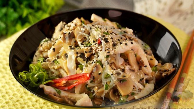 САЛАТ С ФУНЧОЗОЙ, КАЛЬМАРАМИ И ШАМПИНЬОНАМИ