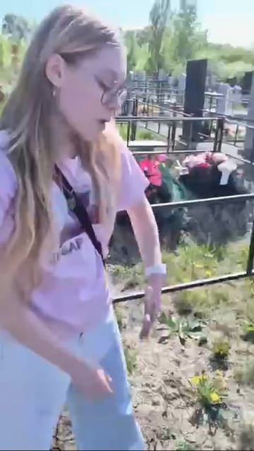Подростки снимают видео для «ТикТока» на фоне могил бойцов СВО

В соцсетях обсуждают видеоролик, где