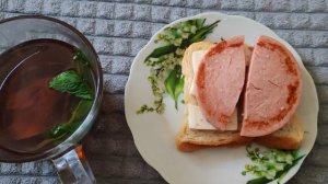 ем вкусный бутерброд в деревне