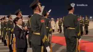 Путина в аэропорту Шоуду - Китай, проводили почетным караулом