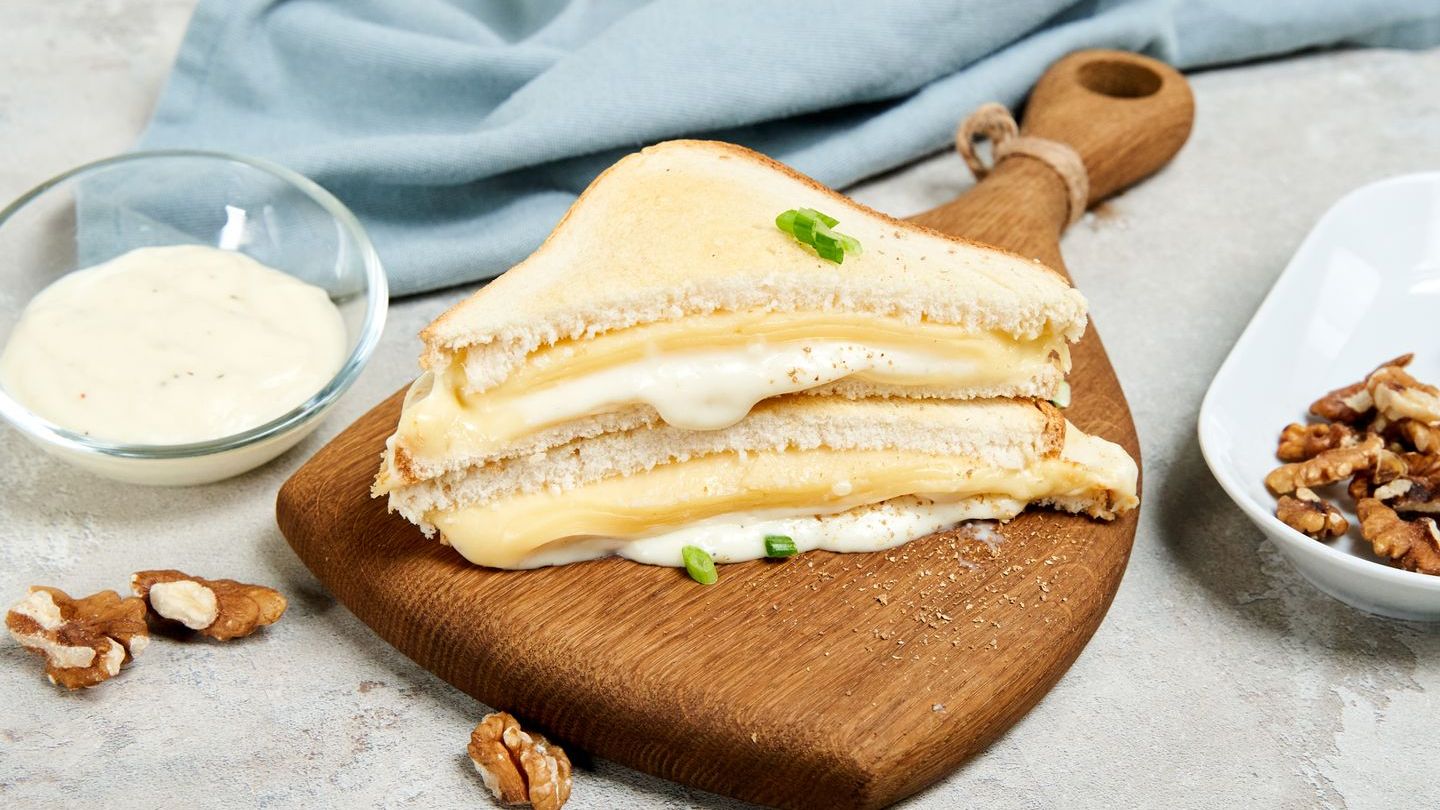 Тост с соусом бешамель