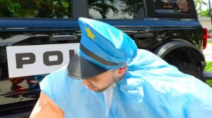 Водитель Крис помогает своим друзьям добраться до школы
