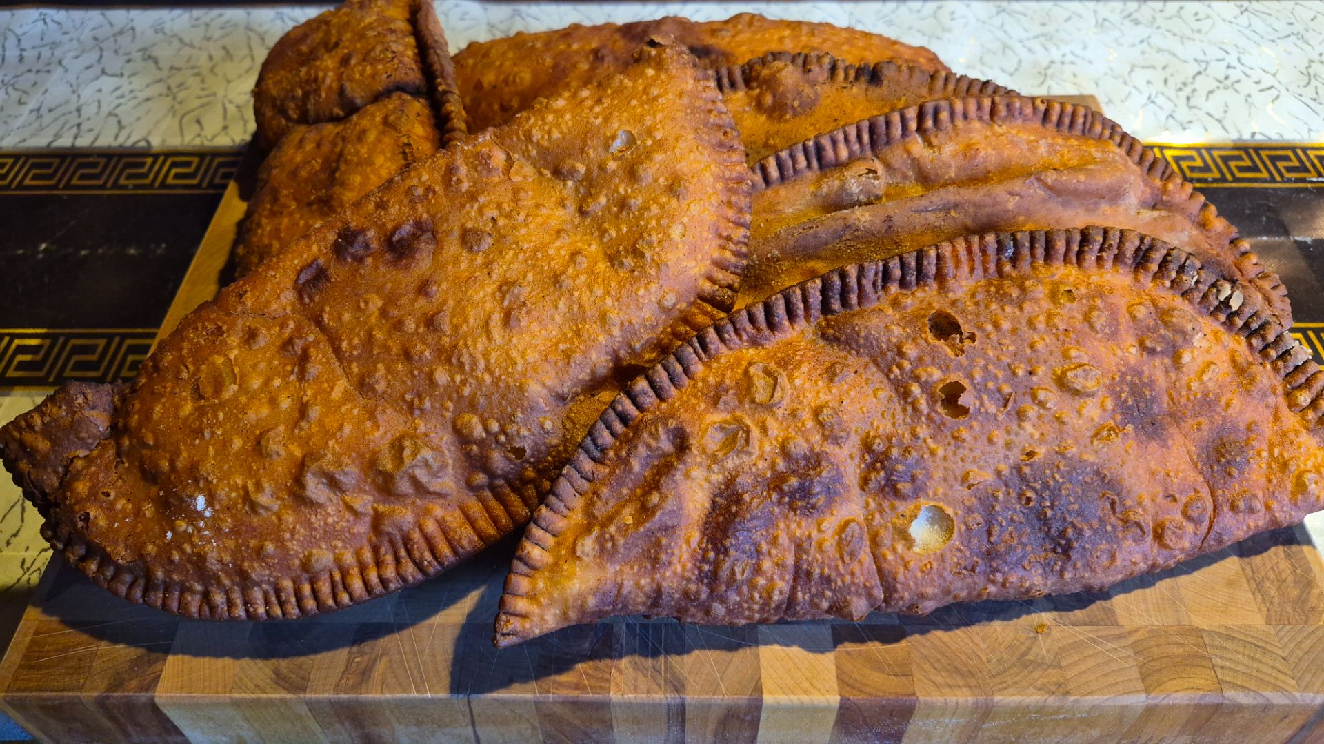 Сочные чебуреки из свиного мяса с шампиньонами в казане на костре.