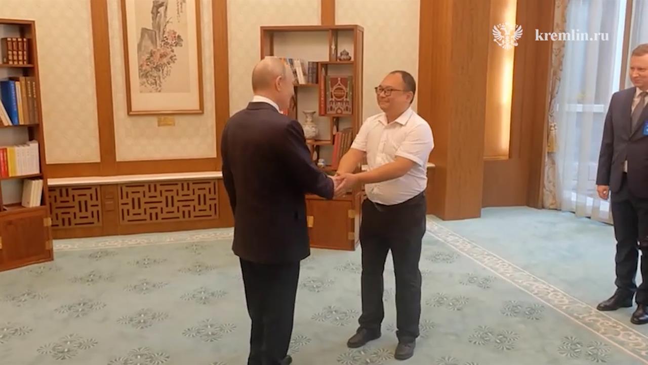 Путин встретился с повзрослевшим участником совместного фото 2000 года Пэн Паем.