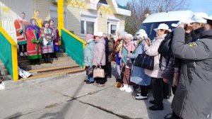 Встреча гостей на крыльце с проведением обряда дымокуром