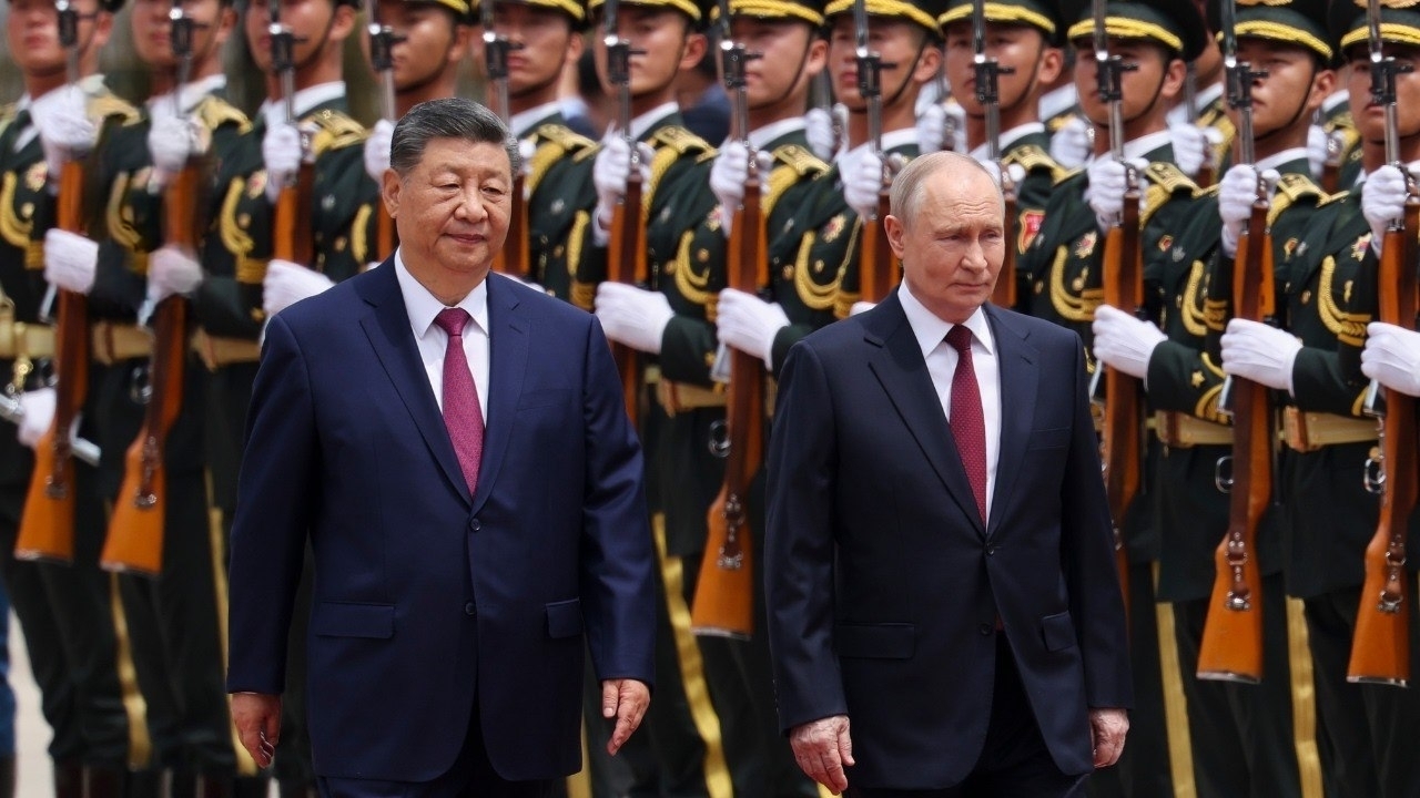 Си Цзиньпин проводит церемонию встречи Путина в Китае (полная версия)