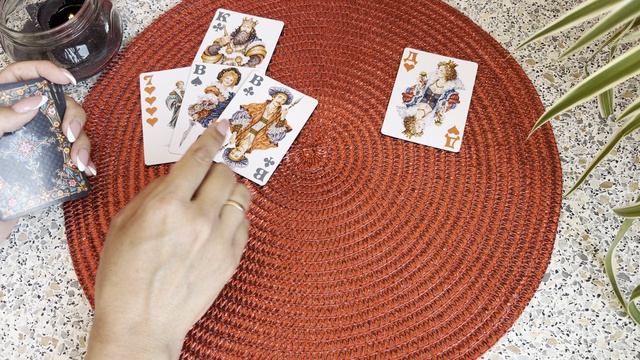 Крестовый король и Червонная дама. Гадание на игральных картах смотреть онлайн