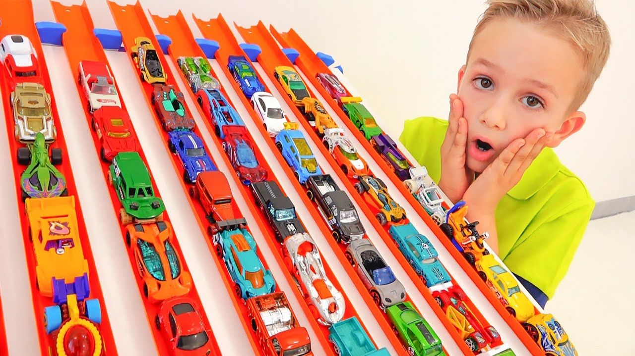 Ники играет с машинками и игровыми наборами Hot Wheels - Коллекционное видео с игрушечными машинками