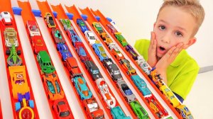 Ники играет с машинками и игровыми наборами Hot Wheels - Коллекционное видео с игрушечными машинками