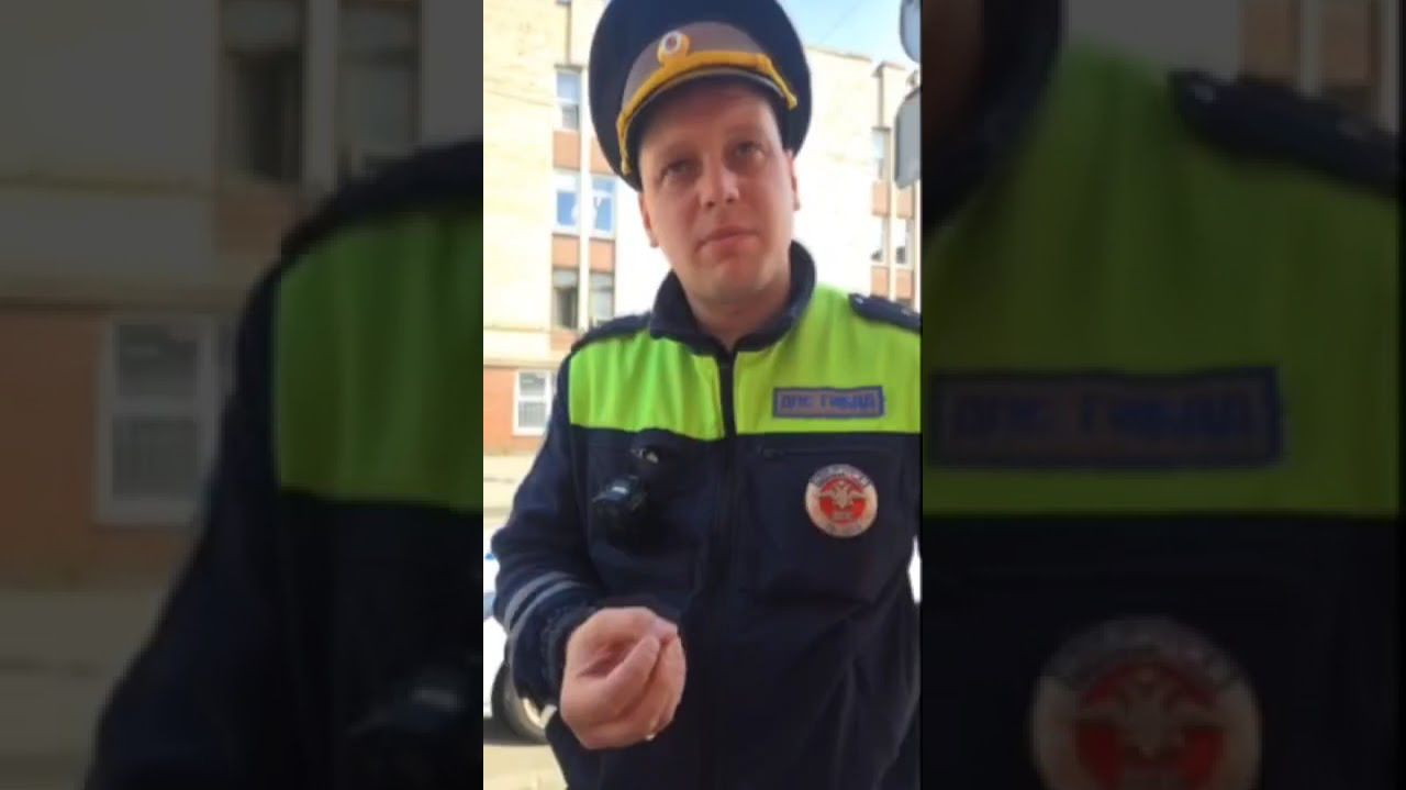 Сотрудник ГАИ хотел оштрафовать паренька на самокате за езду по тротуару, но явно не подготовился