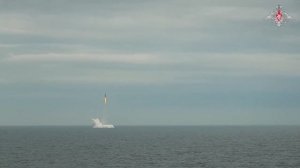 Атомный подводный крейсер  из подводного положения пуск межконтинентальной баллистической ракеты