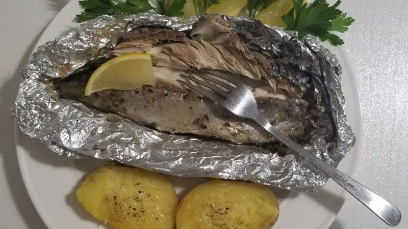 Ароматная скумбрия, запеченная с зеленью и чесноком смотреть онлайн