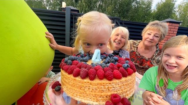 СОФУНЬЯ ШАЛУНЬЯ - ДЕНЬ РОЖДЕНИЯ НИКИ 4 ГОДА. СОФИЯ СДЕЛАЛА ПРАЗДНИК ДЛЯ СЕСТРЫ. смотреть онлайн