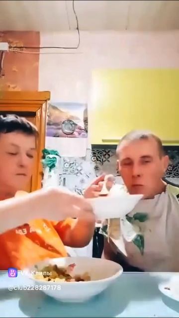 дебильный дед кормит дебильного внука смотреть онлайн